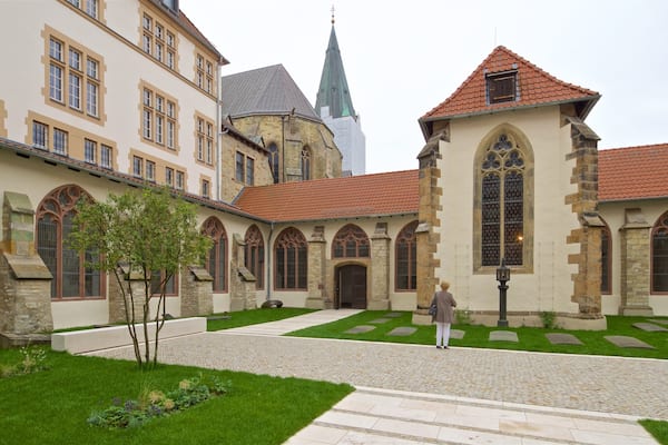 Cathédrale de Paderborn qui includes patrimoine historique et scènes de rue aussi bien que femme