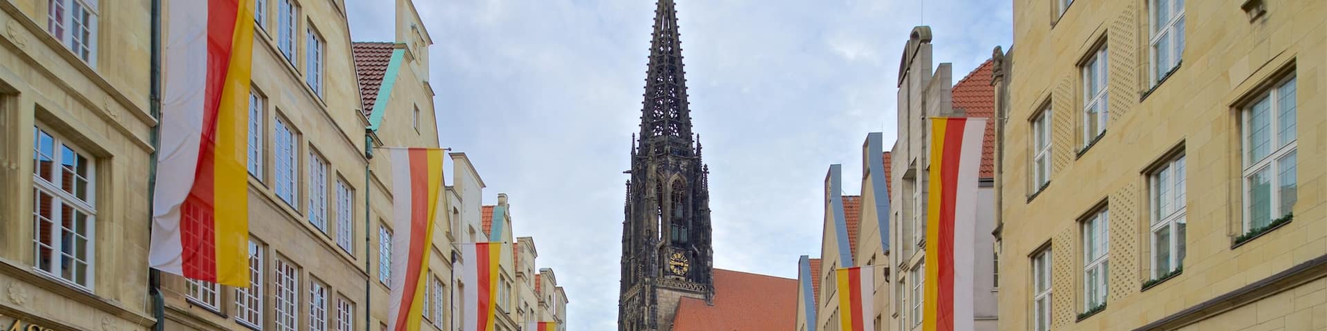 Historisches Rathaus qui includes église ou cathédrale, ville et patrimoine architectural
