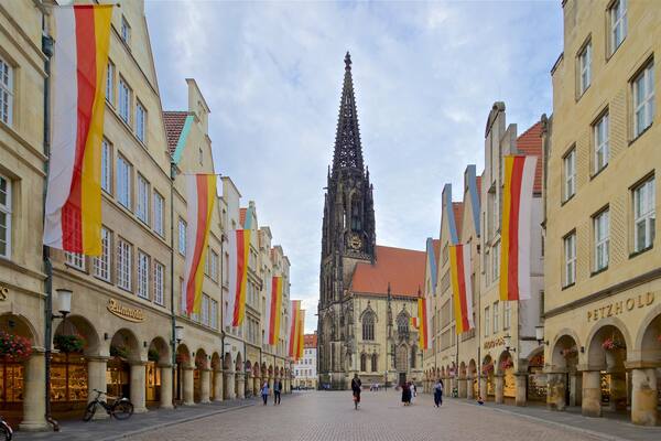Historisches Rathaus qui includes église ou cathédrale, ville et patrimoine architectural