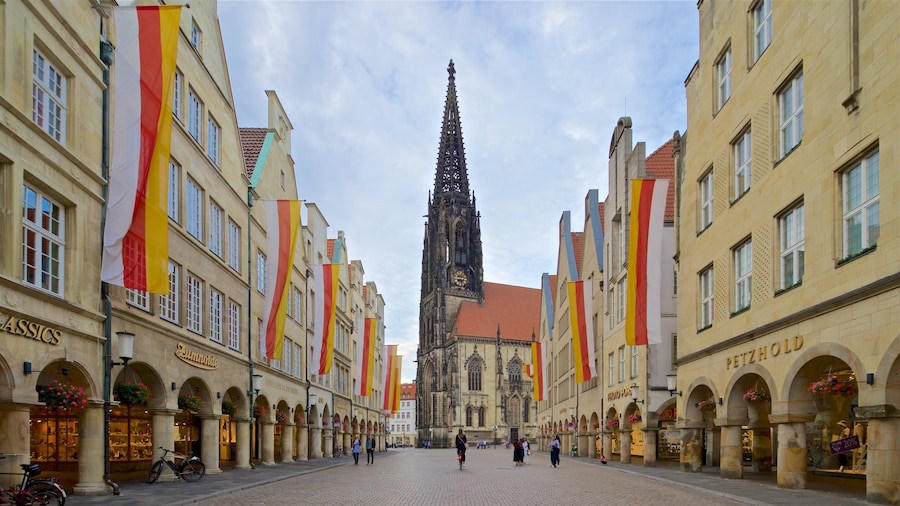 Historisches Rathaus qui includes église ou cathédrale, ville et patrimoine architectural