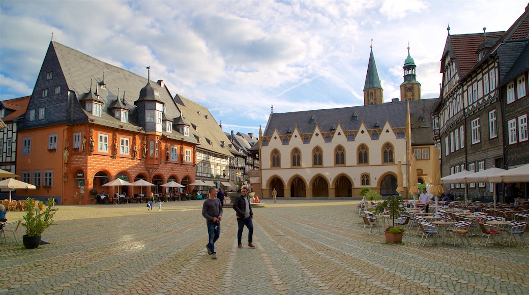 Goslar showing a square or plaza, street scenes and heritage elements