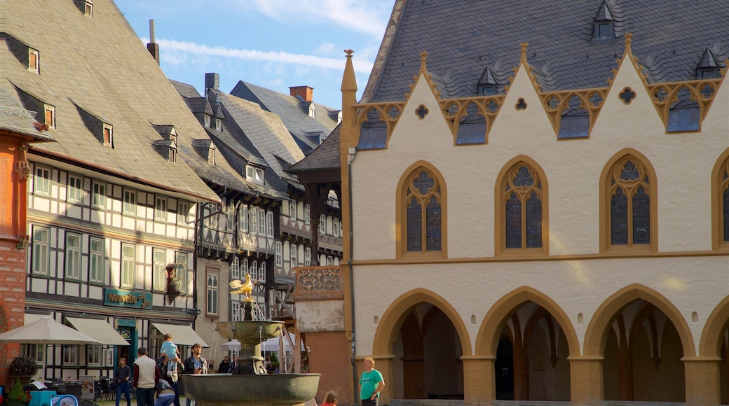 Goslar som inkluderar en fontän, historiska element och gatuliv