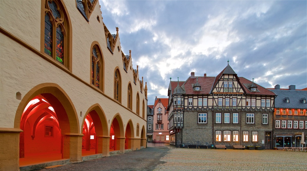 Goslar som visar ett torg och historiska element