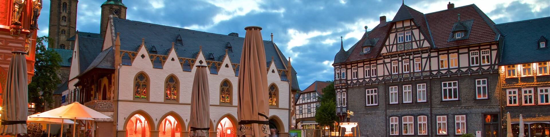 Goslar mit einem Springbrunnen, Platz oder Plaza und Geschichtliches