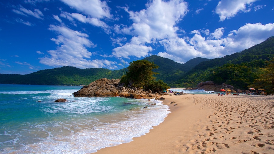 Praia do Meio presenterar en strand, kustutsikter och klippig kustlinje