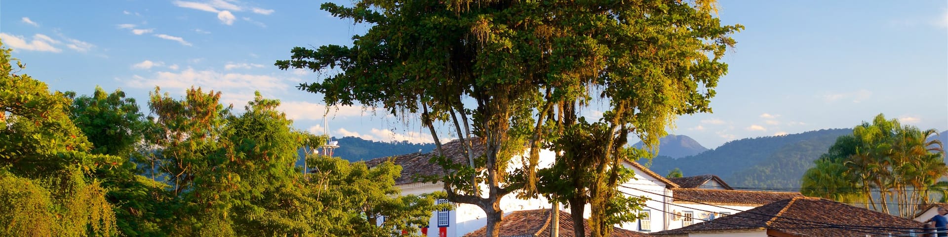 Parati qui includes riviĂšre ou ruisseau et petite ville ou village