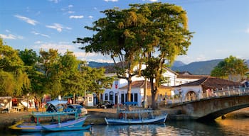 Paraty som inkluderar en å eller flod och en liten stad eller by