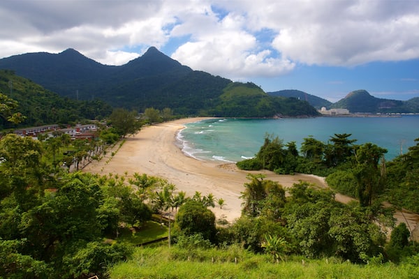 Playa Brava mit einem Strand und allgemeine KĂŒstenansicht
