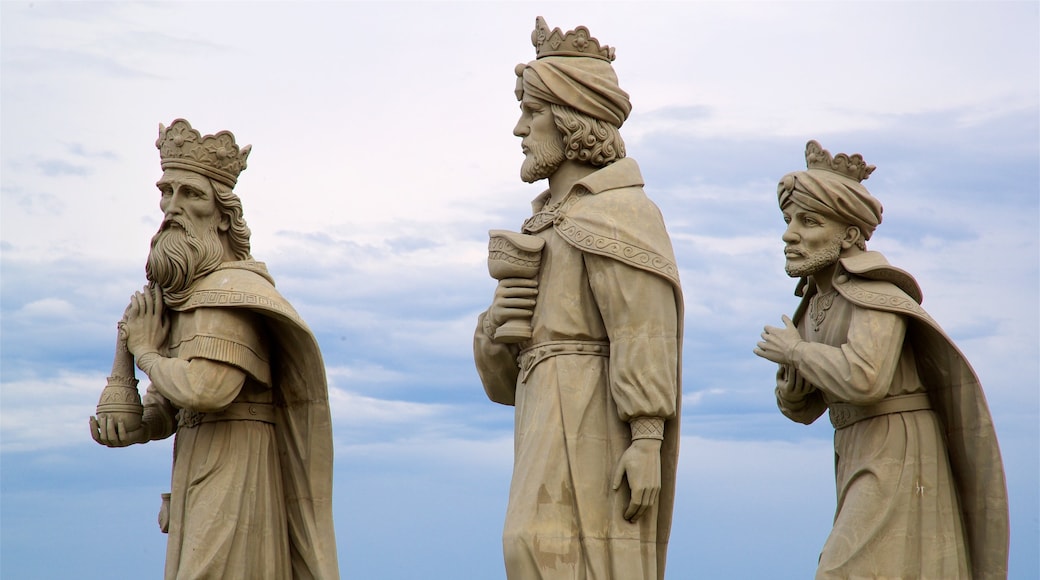 Praia do Anil que inclui elementos religiosos e uma estátua ou escultura