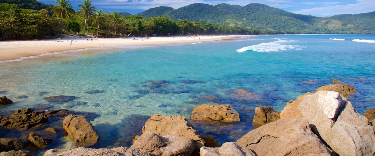 Playa de Lopes Mendes mostrando una playa de arena, escenas tropicales y costa rocosa