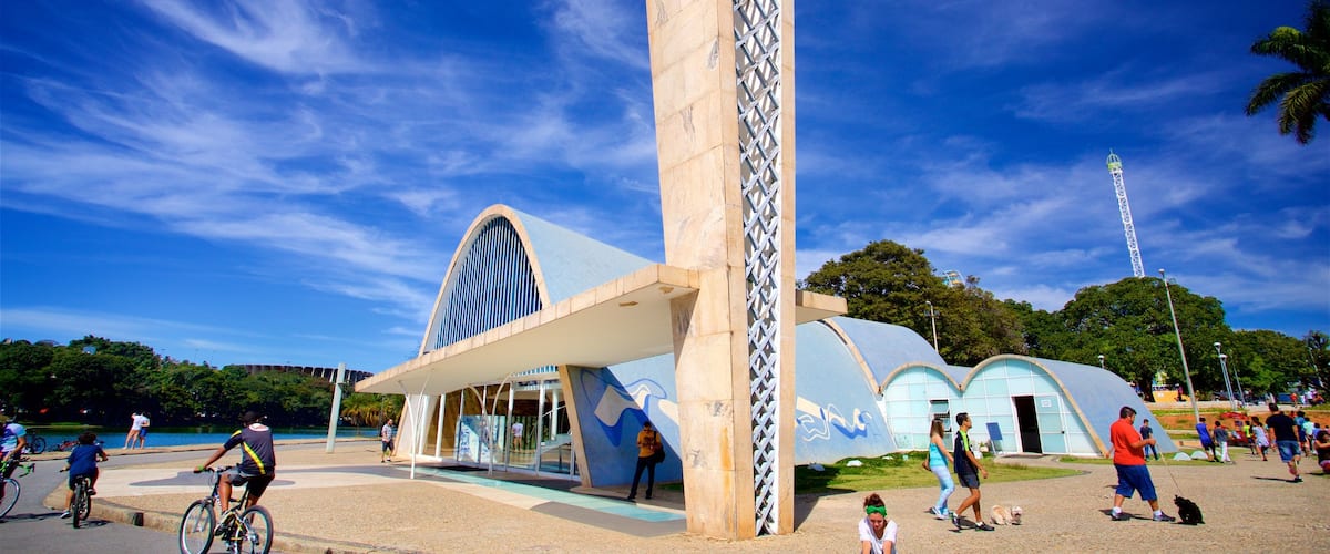 Iglesia de San Francisco de Asís y también un pequeño grupo de personas
