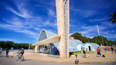 Igreja São Francisco de Assis assim como um pequeno grupo de pessoas