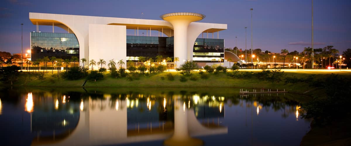 Belo Horizonte que inclui um lago ou charco, arquitetura moderna e cenas noturnas