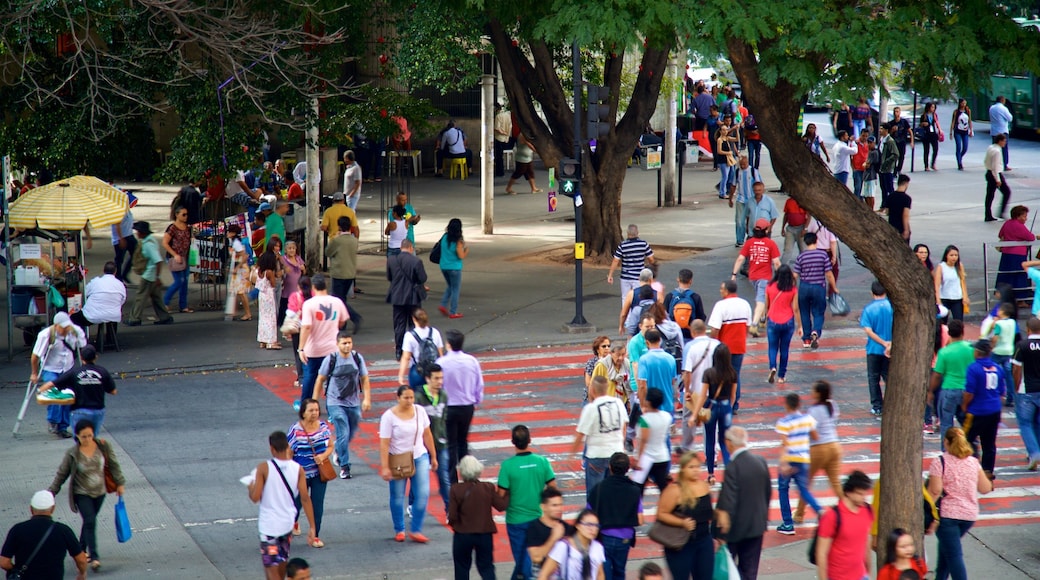 Praça Sete de Setembro welches beinhaltet Straßenszenen sowie große Menschengruppe