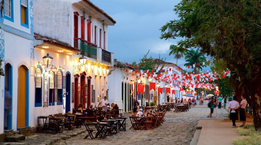 Paraty mostrando comidas al aire libre y también un pequeño grupo de personas