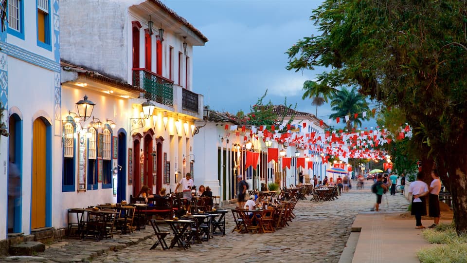 Paraty mostrando jantar ao ar livre assim como um pequeno grupo de pessoas