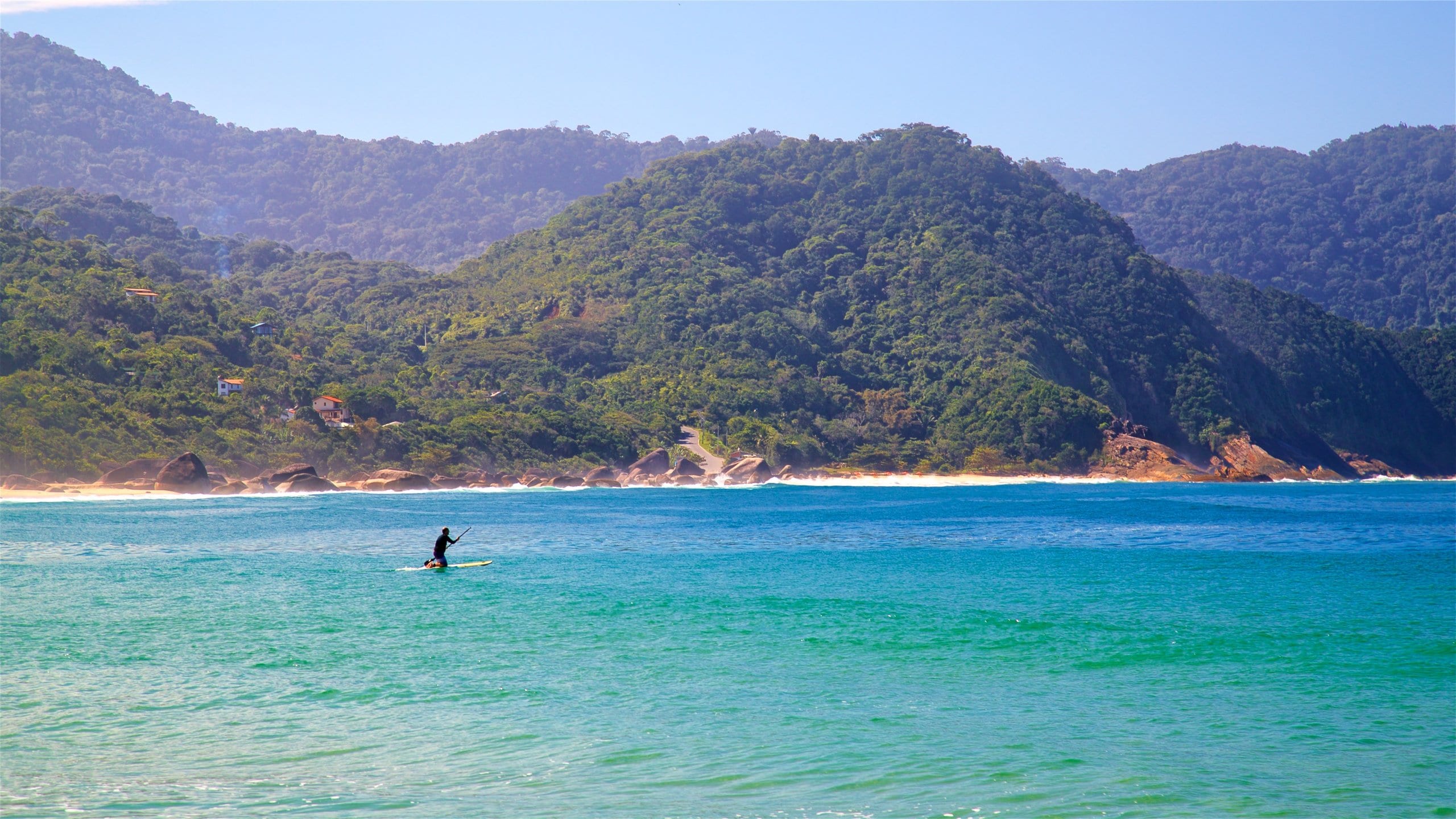 Playa del Rancho ofreciendo kayaks o canoas y vista general a la costa