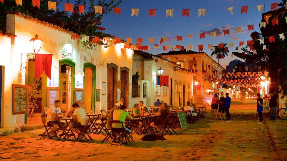 Paraty caracterizando jantar ao ar livre e cenas noturnas assim como um pequeno grupo de pessoas