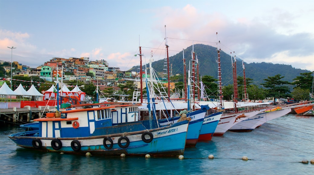 Cais Turistico de Santa Luzia que incluye una ciudad costera y una bahía o puerto
