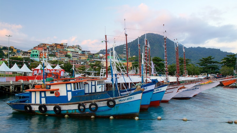 Cais Turistico de Santa Luzia toont een baai of haven en een kuststadje