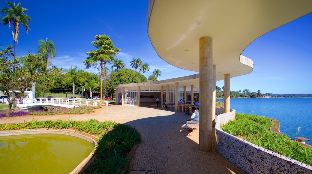 Casa do Baile mostrando un estanque, un parque y vistas de una costa