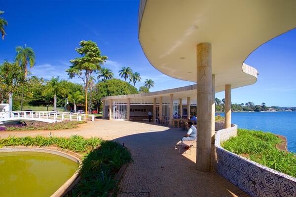 Casa do Baile welches beinhaltet Garten, allgemeine Küstenansicht und Teich