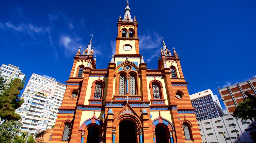 Igreja de São José que inclui arquitetura de patrimônio, uma igreja ou catedral e uma cidade