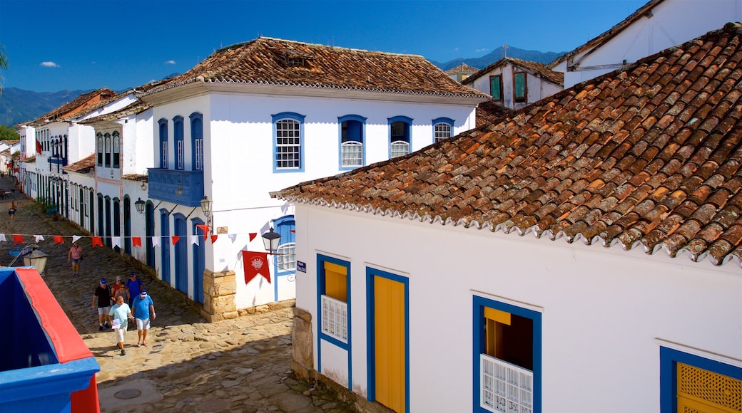 Casa da Cultura de Paraty welches beinhaltet Kleinstadt oder Dorf sowie kleine Menschengruppe