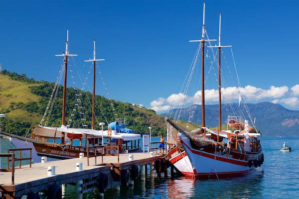 Fish Market which includes a bay or harbour