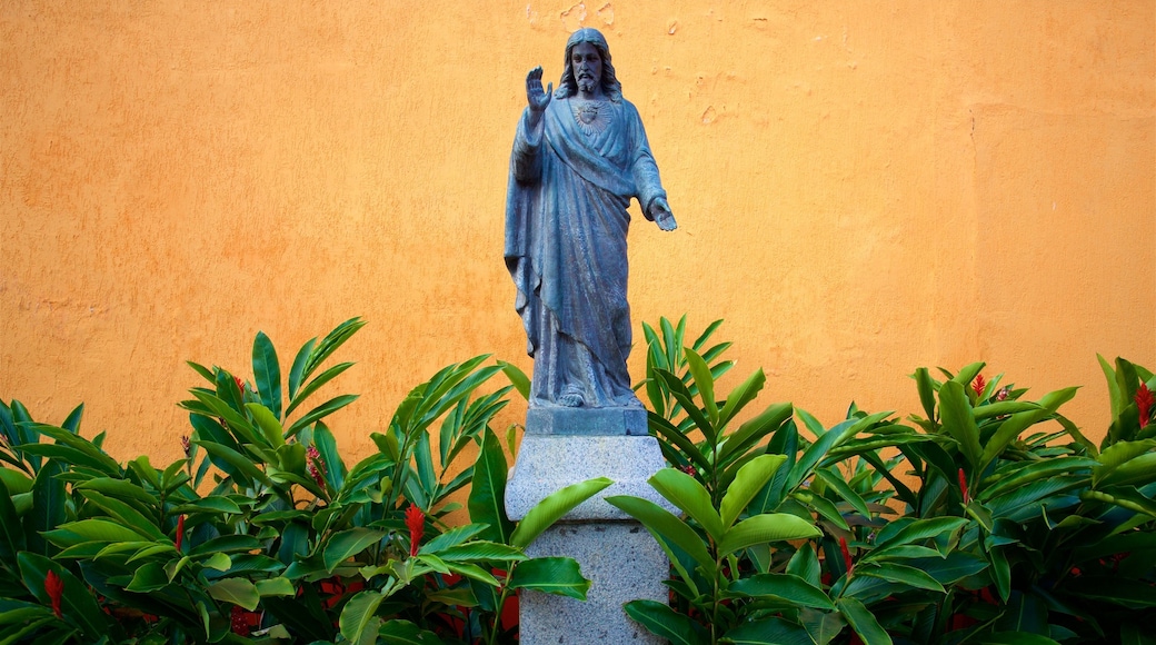 Iglesia Nossa Senhora da Conceição que incluye aspectos religiosos y una estatua o escultura