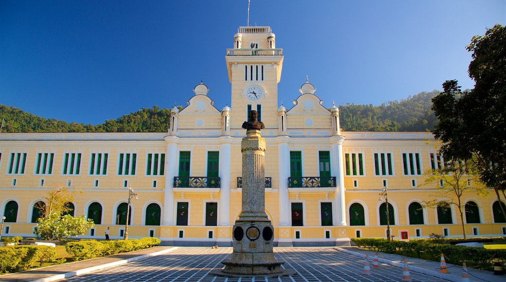 Colegio Naval ofreciendo un monumento y arquitectura patrimonial