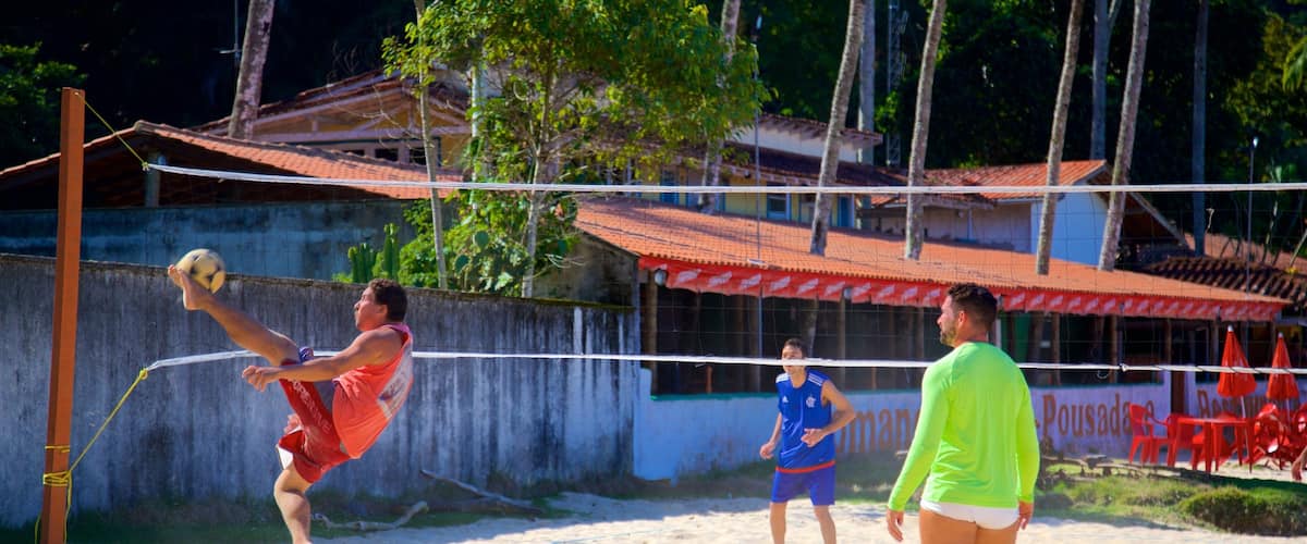 Angra dos Reis ofreciendo una playa y también un pequeño grupo de personas