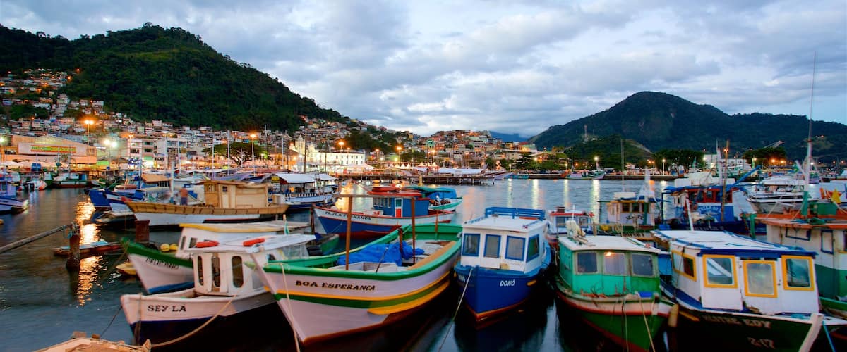 Angra dos Reis ofreciendo una ciudad costera y una bahía o puerto
