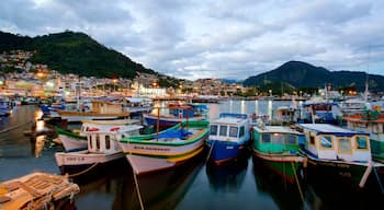 Angra dos Reis montrant ville côtière et baie ou port