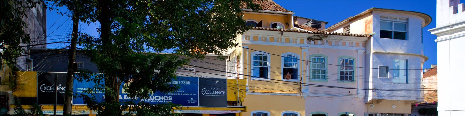 Nilo Pecanha Platz welches beinhaltet Park sowie kleine Menschengruppe