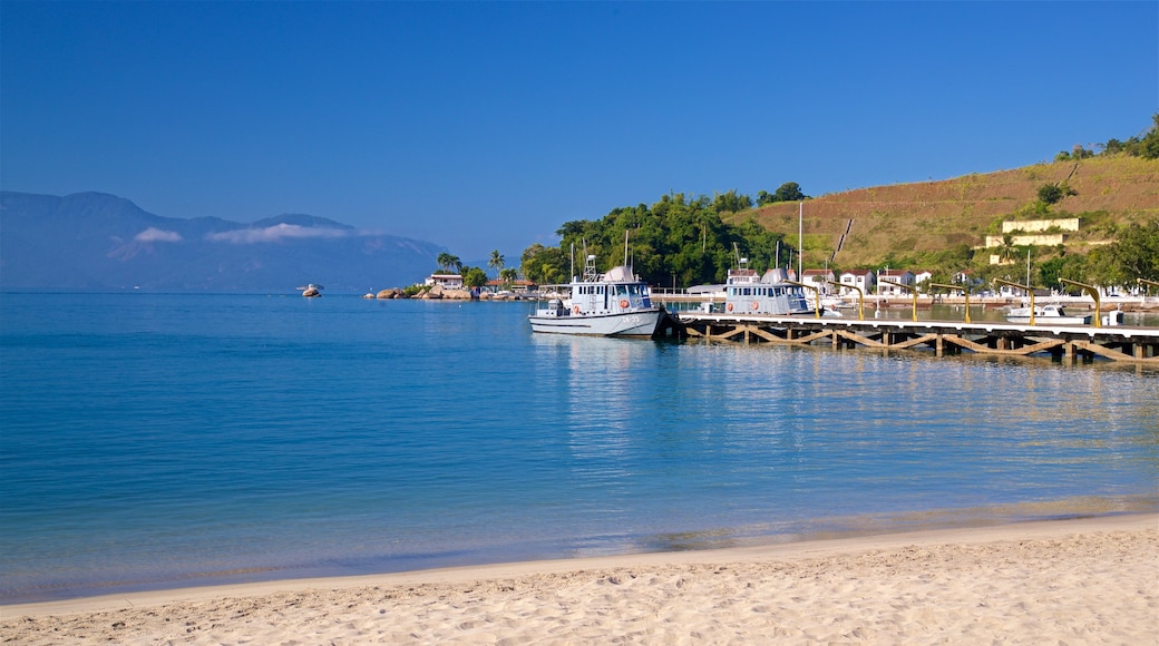 Colégio Naval mit einem Sandstrand, allgemeine Küstenansicht und Bucht oder Hafen