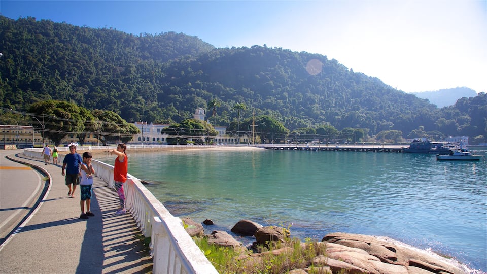 Angra dos Reis showing a bay or harbour as well as a small group of people