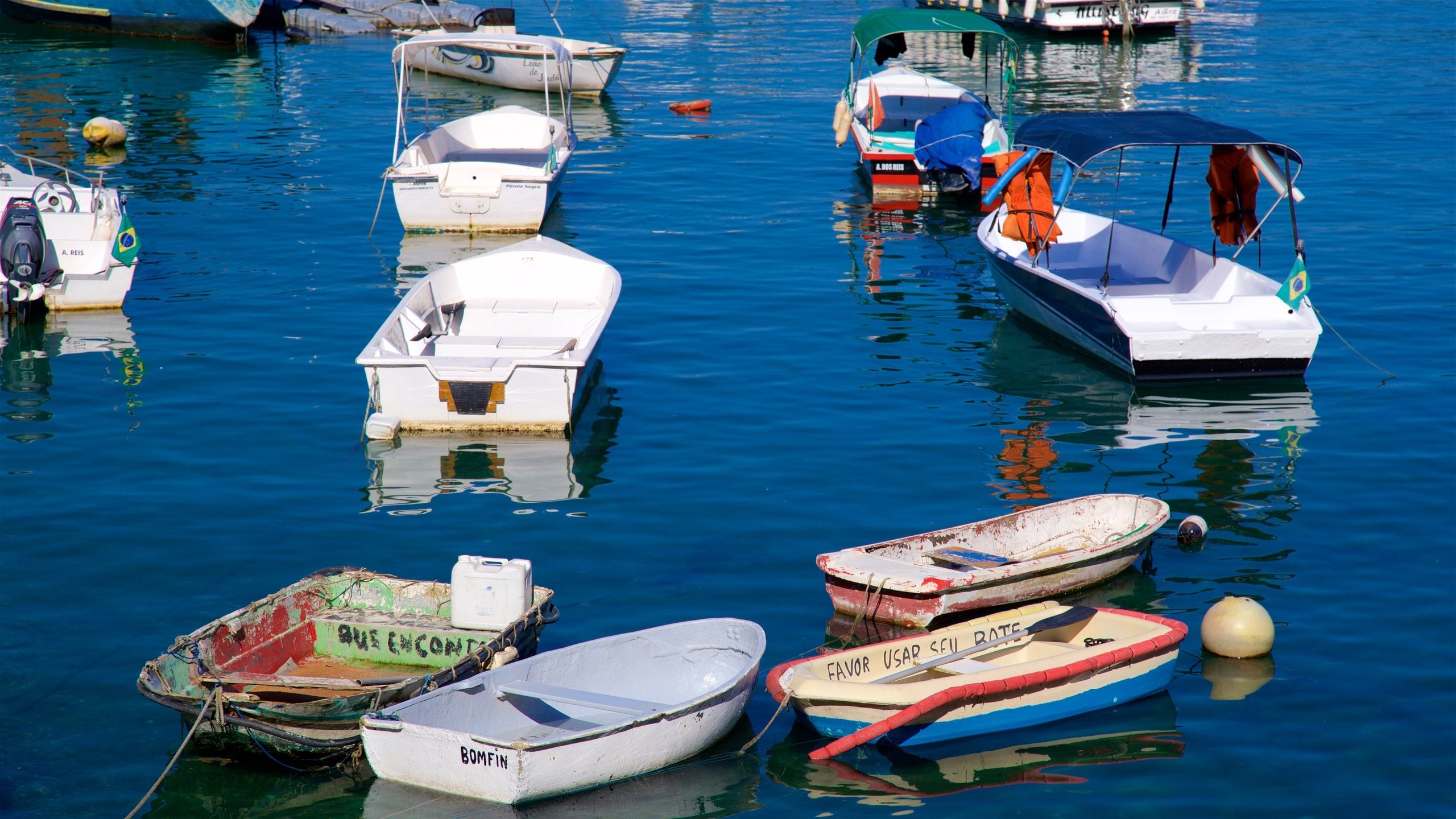 Angra dos Reis ofreciendo una bahía o puerto