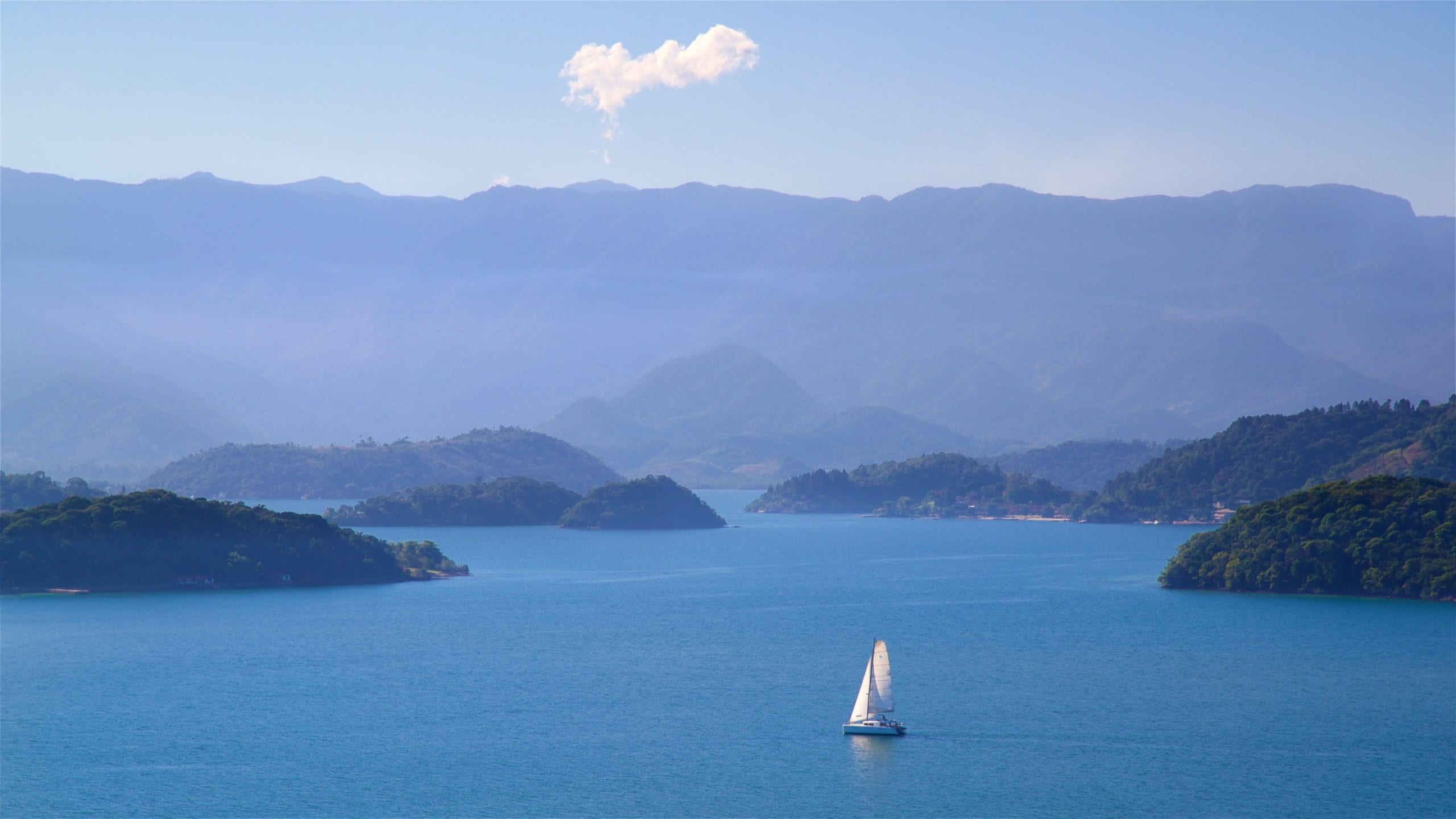 Angra dos Reis ofreciendo navegación, vistas de paisajes y imágenes de una isla
