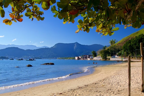 Enseada Beach montrant plage de sable et vues littorales
