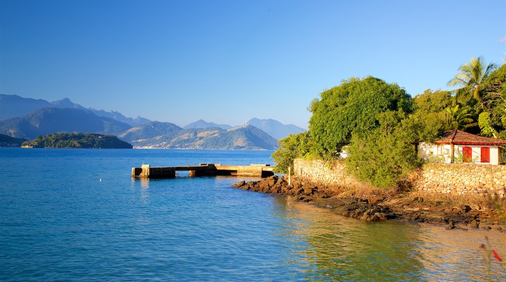 Isla de Gipoia ofreciendo vistas generales de la costa