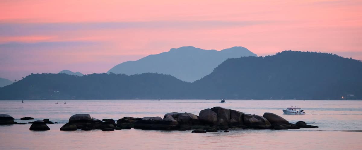 Angra dos Reis ซึ่งรวมถึง อ่าวหรือท่าเรือ และ พระอาทิตย์ตก