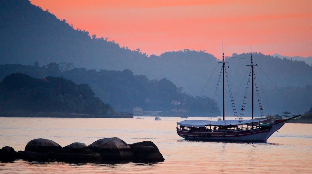Angra dos Reis trong đó bao gồm hoàng hôn, cảng hoặc vịnh và chèo thuyền