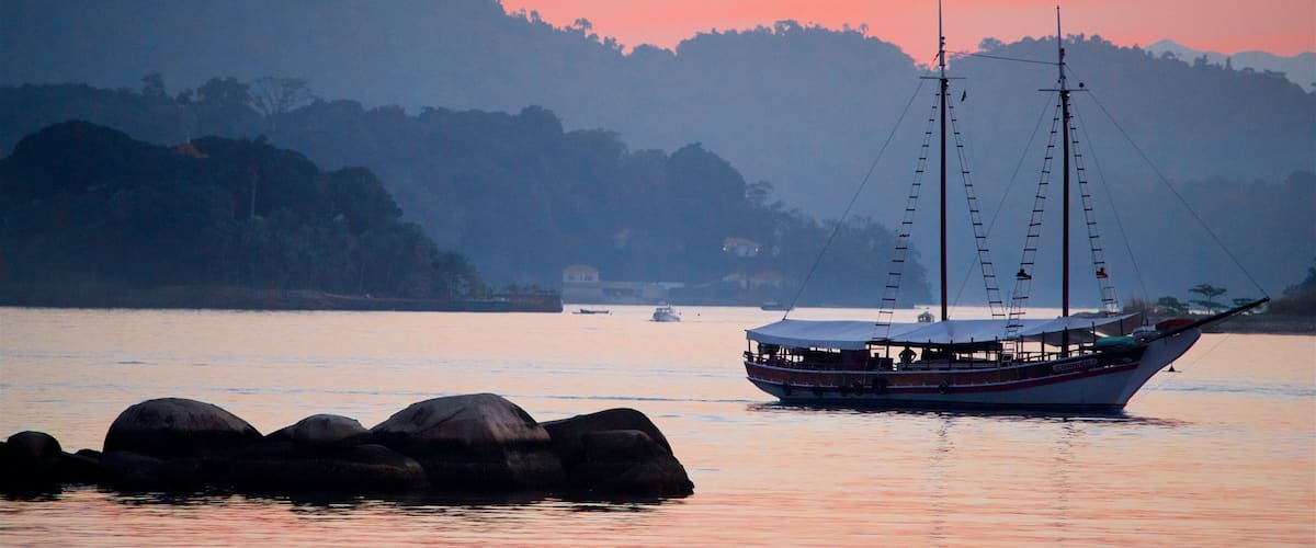 Angra dos Reis que incluye una puesta de sol, paseos en lancha y una bahía o puerto