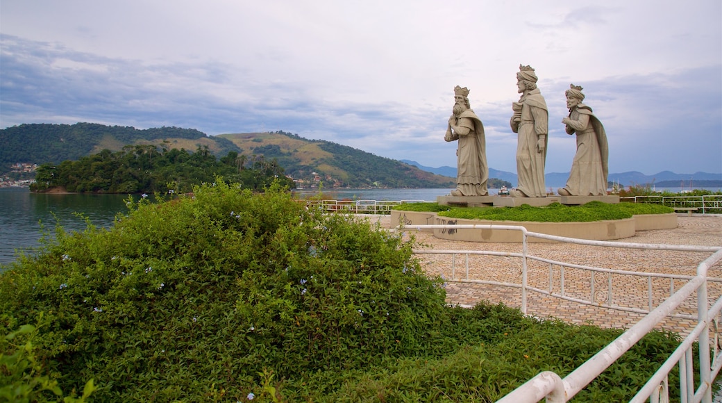 Praia do Anil caracterizando aspectos religiosos, paisagens litorâneas e uma estátua ou escultura