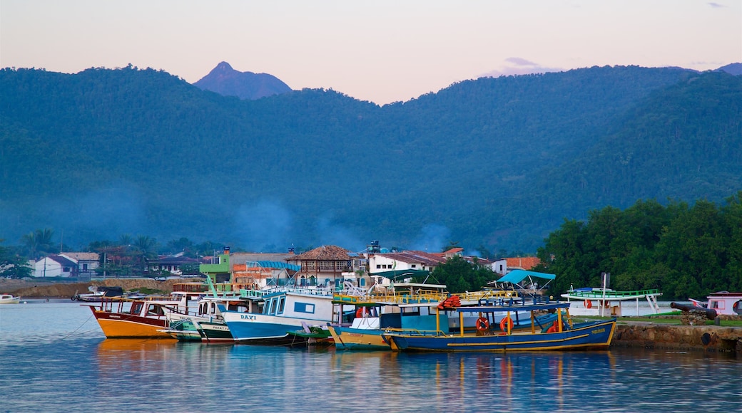 Paraty presenterar en hamn eller havsbukt