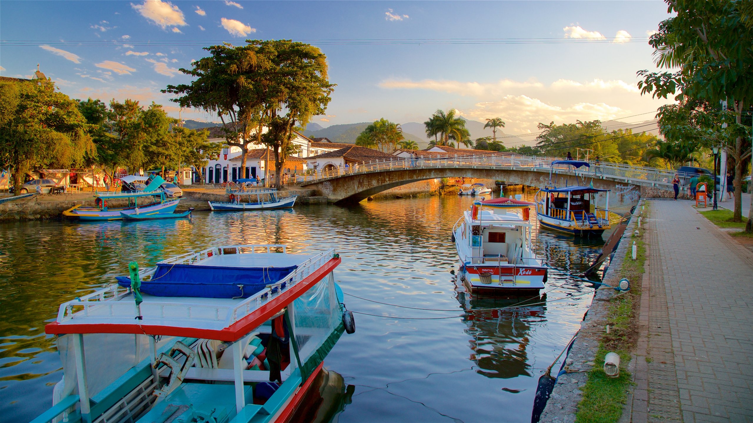 📍Paraty, Rio de Janeiro state, Brasil 🇧🇷 founded in 1667, it was built  too close to the ocean, every time the tide comes in it turns the streets  into shallow creeks. : r/ArchitecturalRevival