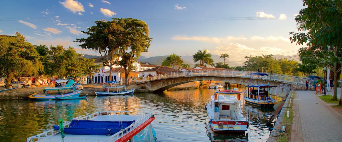 Parati mettant en vedette rivière ou ruisseau et pont