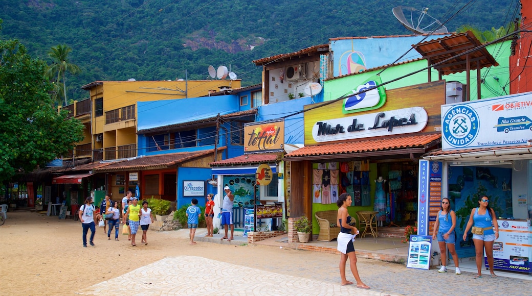 Vila do Abraão que incluye una pequeña ciudad o aldea y imágenes de calles y también un pequeño grupo de personas