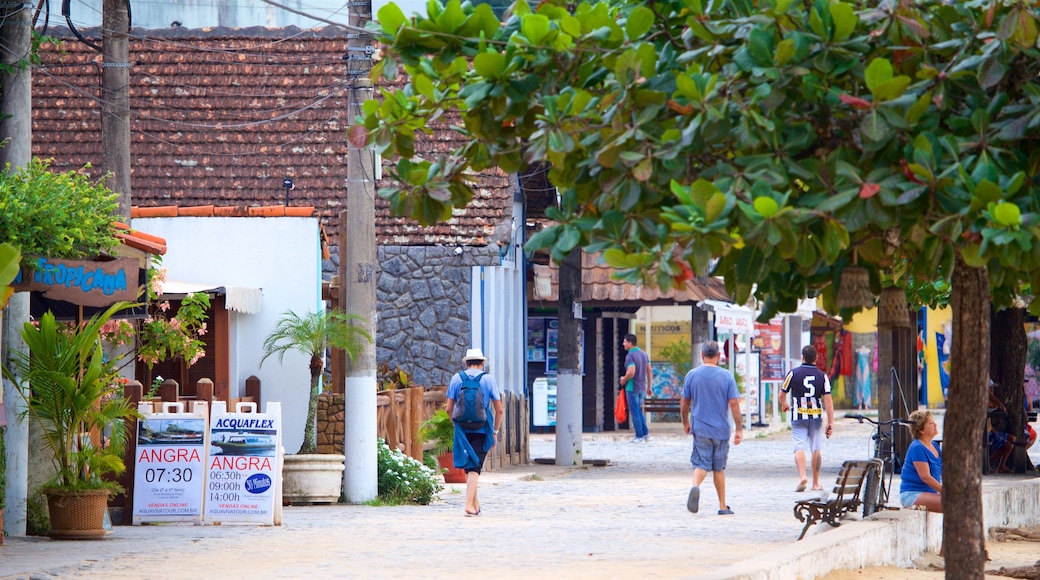 Vila do Abraão mostrando imágenes de calles y también un pequeño grupo de personas